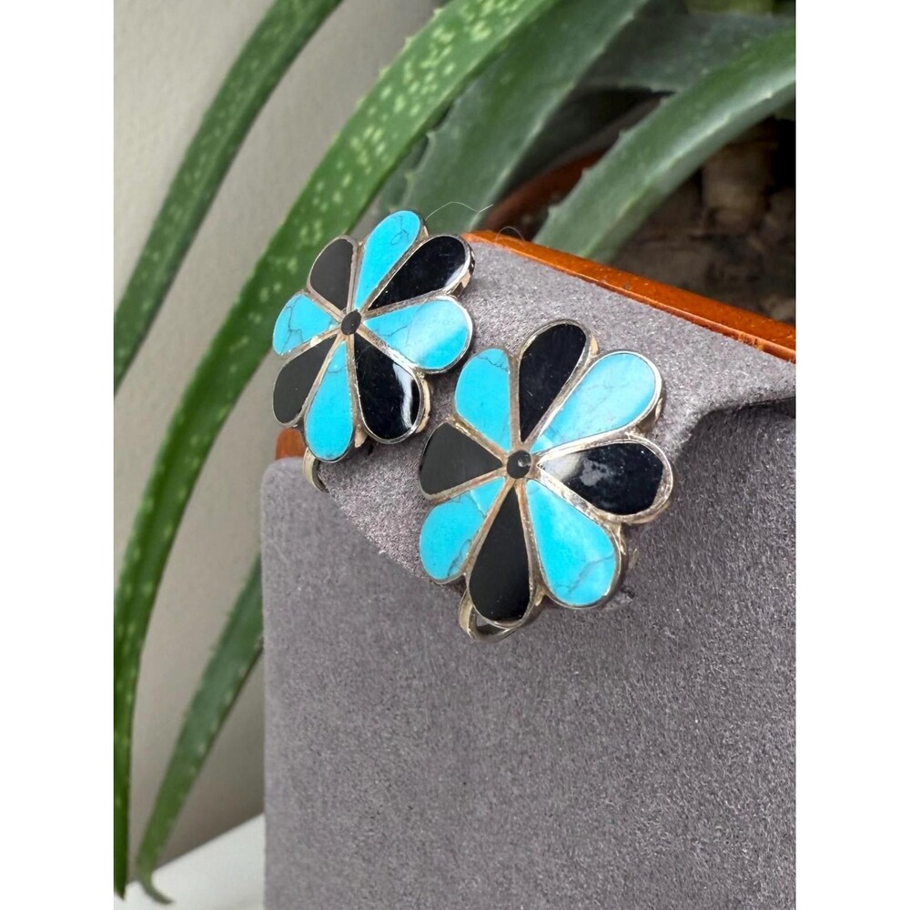 Zuni Turquoise Jet Inlay Flower Earrings Sterling Silver 40s–60s Southwest Jewel - Picture 8 of 9